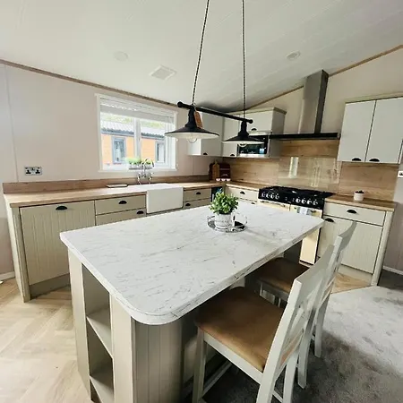 Luna With Hot Tub Holiday home York