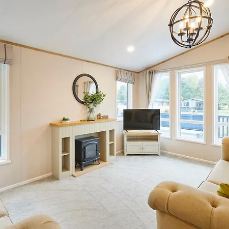 Luna With Hot Tub Holiday home York