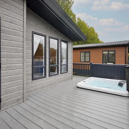 Luna With Hot Tub Ferienhaus
