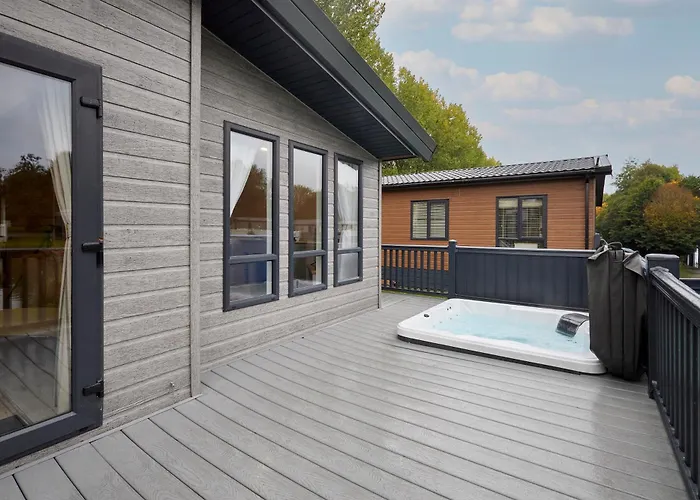 Luna With Hot Tub Holiday home