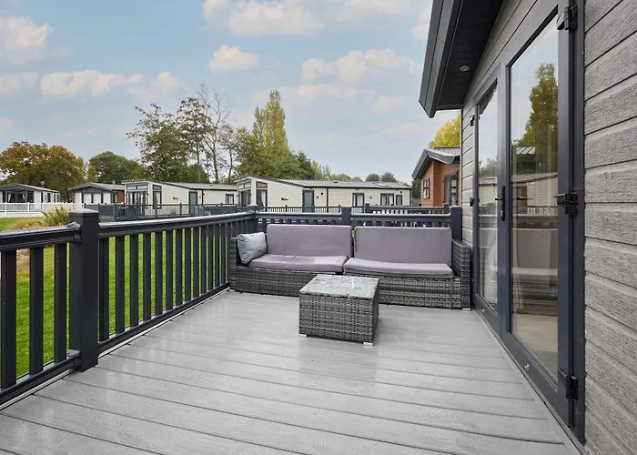 Luna With Hot Tub Holiday home York