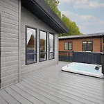 Luna With Hot Tub Дом отдыха