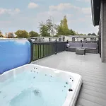 Дом отдыха Luna With Hot Tub *